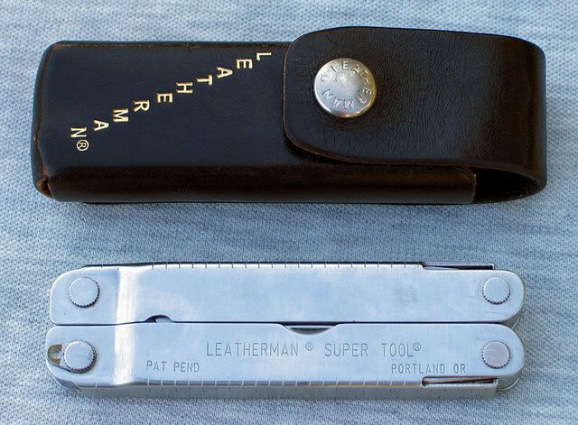 800px-Leatherman_and_beltholder_200.jpg