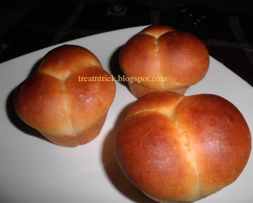 Photobucket Cloverleaf Rolls Recipe @ treatntrick.blogspot.com