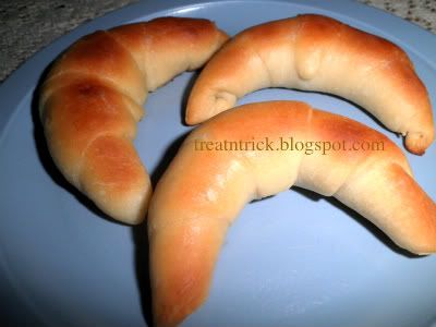 Photobucket Butterhorn Rolls Recipe @ treatntrick.blogspot.com