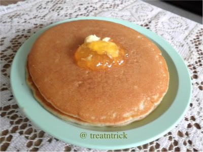 Vegan Banana Pancake Recipe @ treatntrick.blogspot.com